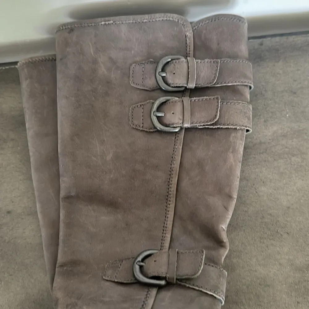 Born Women's Tall Knee High Ash Leather Boots Riding Boho Buckle Size 6.5 EUC